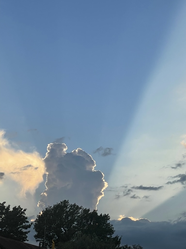 Rayon de soleil et nuage un nuage prenant qui laisse filtrer la lumière